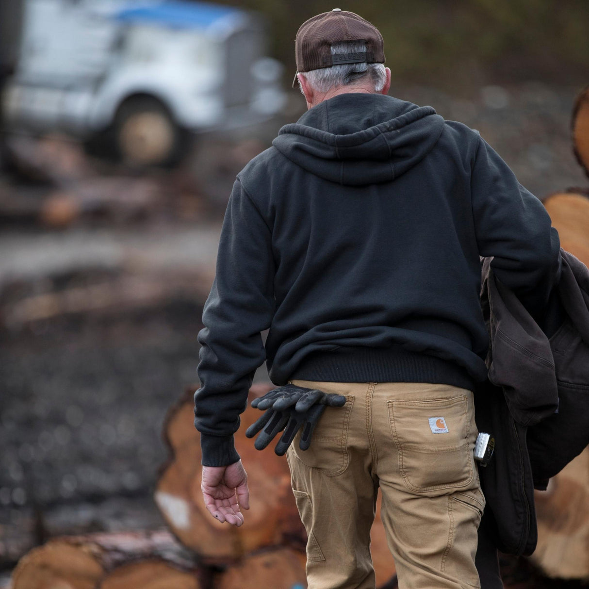 Ouate-Zip-Carharrt-100614-noir-Lifestyle-2