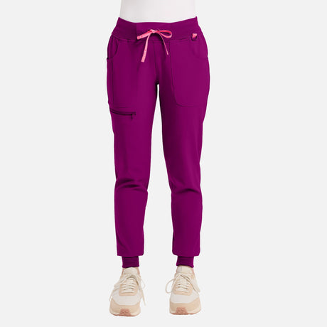 Pantalon jogger médical MedCouture en tissu extensible, couleur prune royale, avec poches pratiques pour uniformes professionnels.