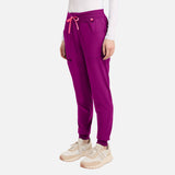 Pantalon jogger médical MedCouture en tissu extensible violet avec poches pratiques, adapté pour uniformes de santé.