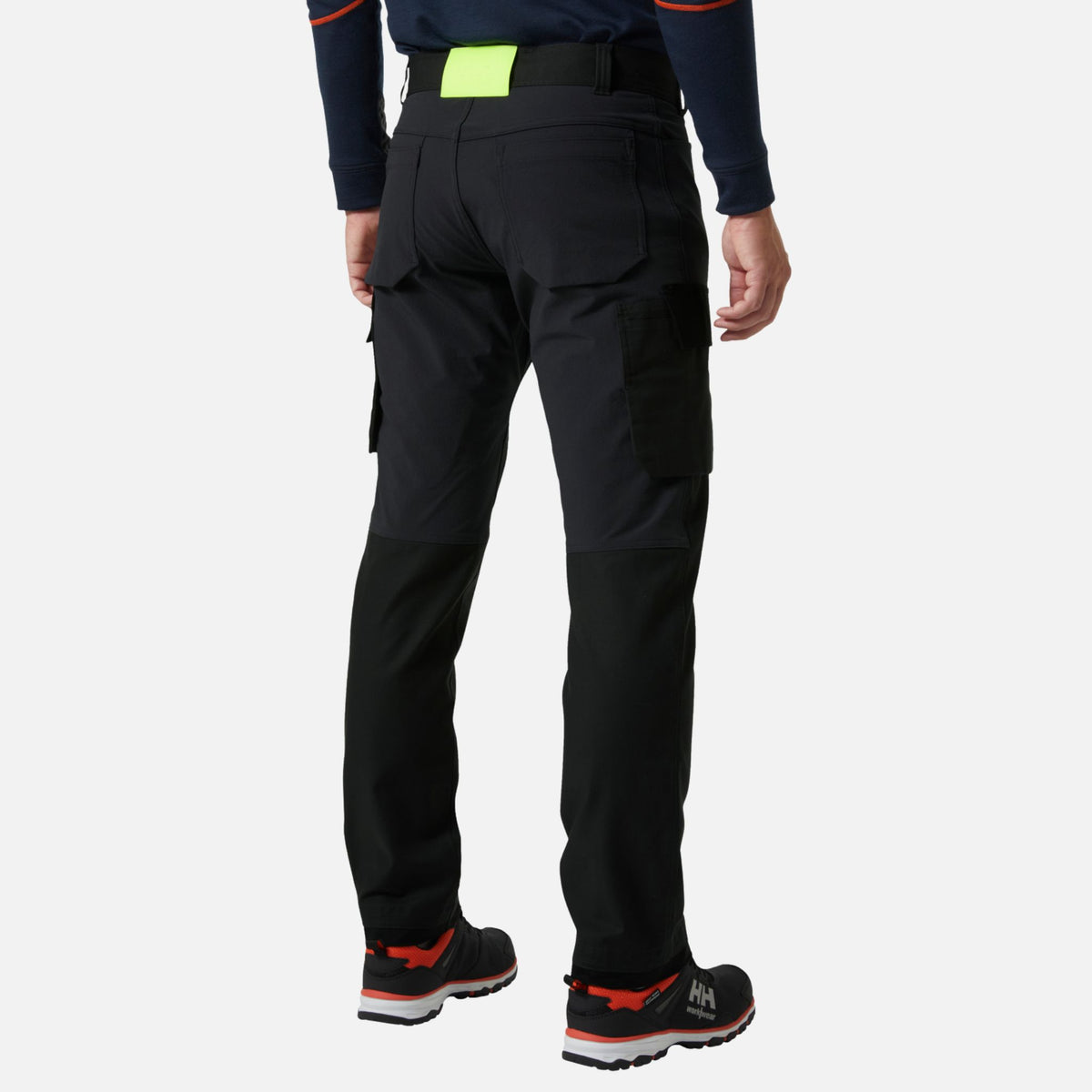 Pantalon cargo Helly Hansen Oxford 4x pour le travail, en tissu noir robuste avec poches pratiques et design confortable.