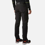Pantalon cargo noir Helly Hansen pour le travail, conçu pour la mobilité et le confort au travail, avec plusieurs poches.