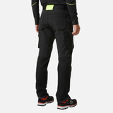 Pantalon cargo noir Helly Hansen Oxford 4x, vêtements de travail avec poches pratiques et confort pour la mobilité.