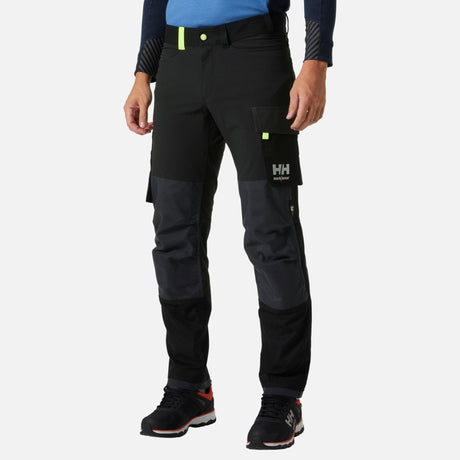 Pantalon-travail-HellyHansen-77417999-noir-vert-devant-mannequin