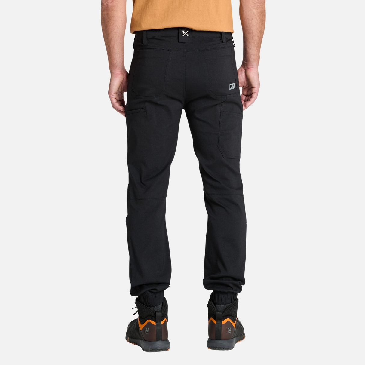 Pantalon-travail-Timberland-A55RQ-noir-derrière-mannequin