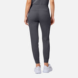 Pantalon jogger femme MedCouture en tissu confort, style décontracté, couleur pewter, porté avec un haut blanc.