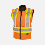 Manteau haute visibilité pour femme 7-en-1 de Surewerx, imperméable et polyvalent, en orange, avec capuche et poches.