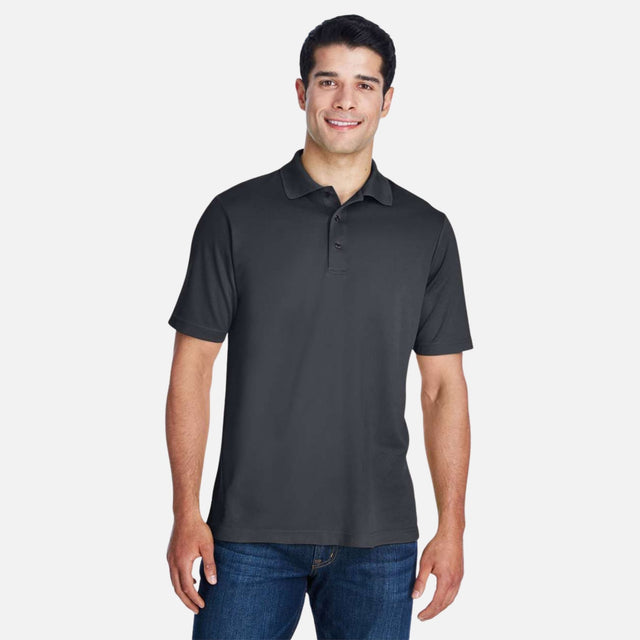 Polo performance Core365 en coton gris charbon, vêtement polo pour homme, design sportif et ajusté, vue frontale.