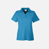 Polo homme Core365 Fusion ChromaSoft bleu, vêtement polo corporel, détail du col et de la texture du tissu.