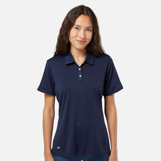 Polo à manches courtes pour femme Adidas Performance en tissu bleu marine, adapté pour le sport et la détente.