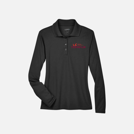 Polo à manches longues Core365 Pinnacle Performance pour femme, noir, tissu respirant et ajusté, porté par une femme.