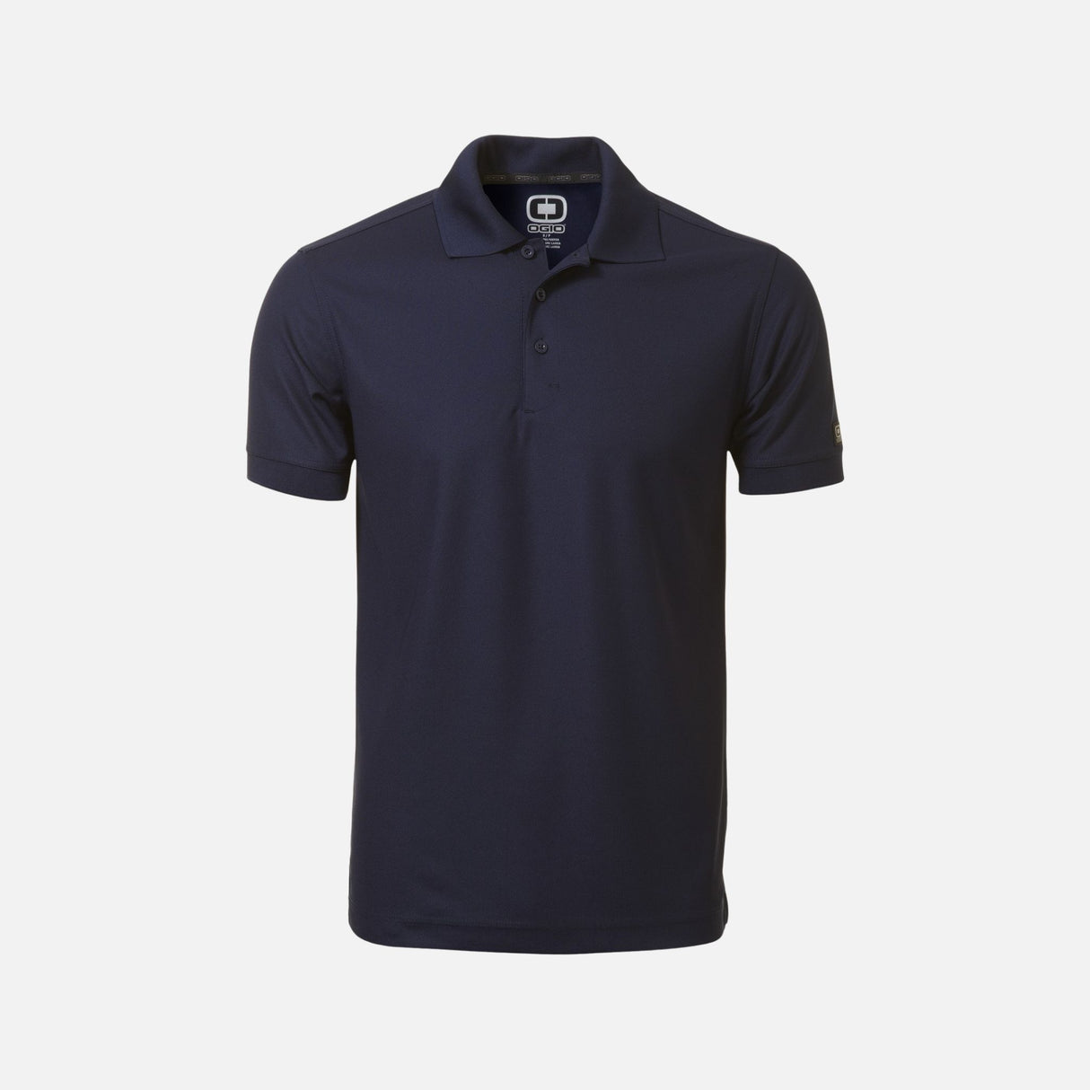 Polo à manches courtes OGIO OG101 en marine, en tissu léger, porté par un modèle sur fond blanc.