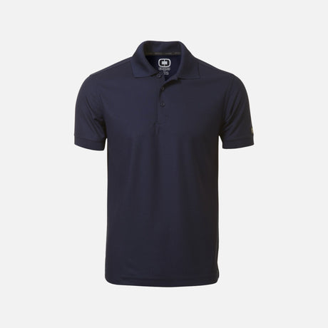 Polo à manches courtes OGIO OG101 en marine, en tissu léger, porté par un modèle sur fond blanc.