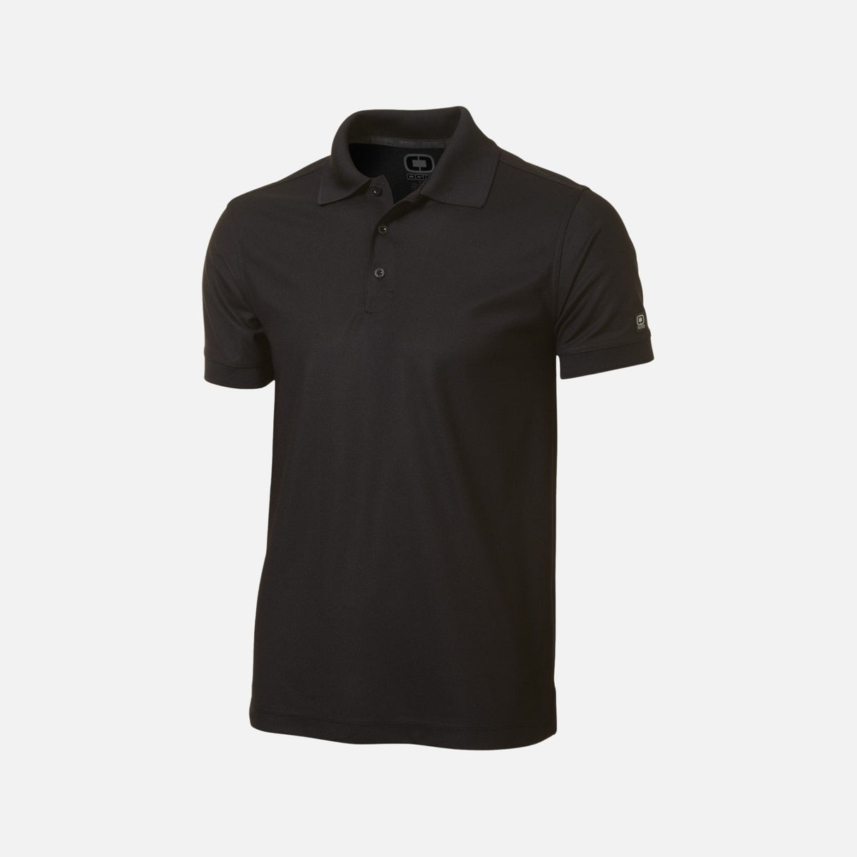 Polo à manches courtes OGIO OG101 noir pour homme, vêtement de polo en tissu doux, porté sur un mannequin.