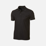 Polo à manches courtes OGIO OG101 noir pour homme, vêtement de polo en tissu doux, porté sur un mannequin.