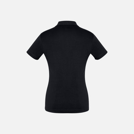 Polo à manches courtes pour femme Biz Ace, en tissu noir, avec col classique et logo discret, porté sur mannequin.