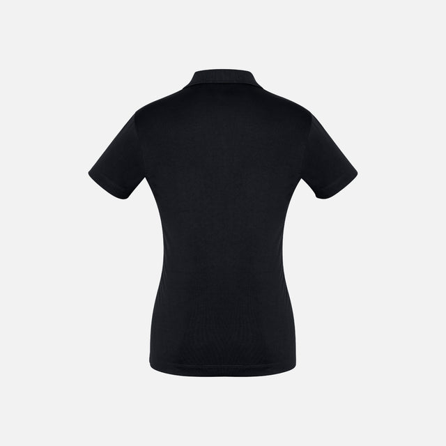 Polo à manches courtes pour femme Biz Ace, en tissu noir, avec col classique et logo discret, porté sur mannequin.