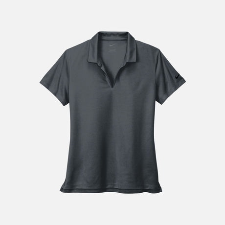 Polo à manches courtes pour femme Nike NKDC1991 en tissu charbonneux, avec col et logo Nike visible.