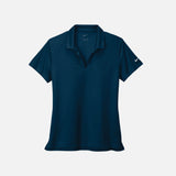 Polo à manches courtes pour femme Nike, modèle Sanmar, couleur marine, tissu léger, porté sur mannequin.