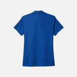 Polo à manches courtes pour femme Nike, modèle Sanmar, couleur bleu royal, tissu léger, porté sur mannequin.