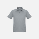 Polo à manches courtes pour homme Biz, en tissu argenté, détail classique, porté sur un mannequin, idéal pour un style décontracté.