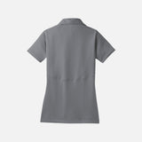 Polo manches courtes pour femme Coal Harbour gris, vêtement de style décontracté, tissu léger et confortable.