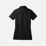 Polo manches courtes pour femme Coal Harbour noir, vêtement polo en tissu léger, élégant et ajusté, vue de face.