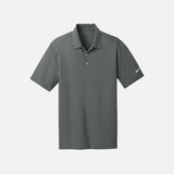 Polo à manches courtes pour homme Nike gris, tissu léger et confortable, porté sur mannequin.