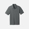 Polo à manches courtes pour homme Nike gris, tissu léger et confortable, porté sur mannequin.