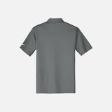 Polo à manches courtes pour homme Nike gris, tissu confortable, col classique, parfait pour un style décontracté.