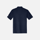 Polo à manches courtes pour homme Nike en tissu bleu marine, détail du col et logo Nike sur la poitrine.