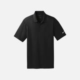 Polo à manches courtes pour homme Nike noir, tissu léger et confortable, porté sur un mannequin.