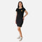 Robe à manches courte noire de Carolyn Design, modèle Nova TD, élégante et simple, portée sur mannequin.