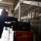 Sac-transport-Carharrt-B0000334-noir-lifestyle-1