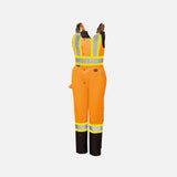 Salopette de sécurité haute visibilité imperméable pour femme, modèle Pioneer de Surewerx, en orange et noir, isolée et confortable.
