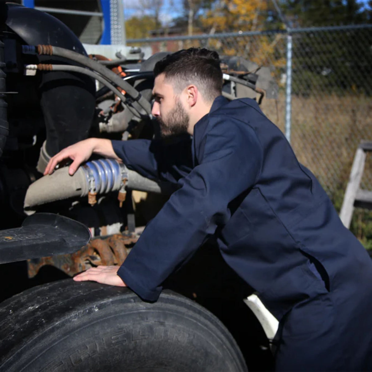 Sarrau de travail Gatts marine en vêtements-chemises, tissu durable, protection et confort pour l'industrie.