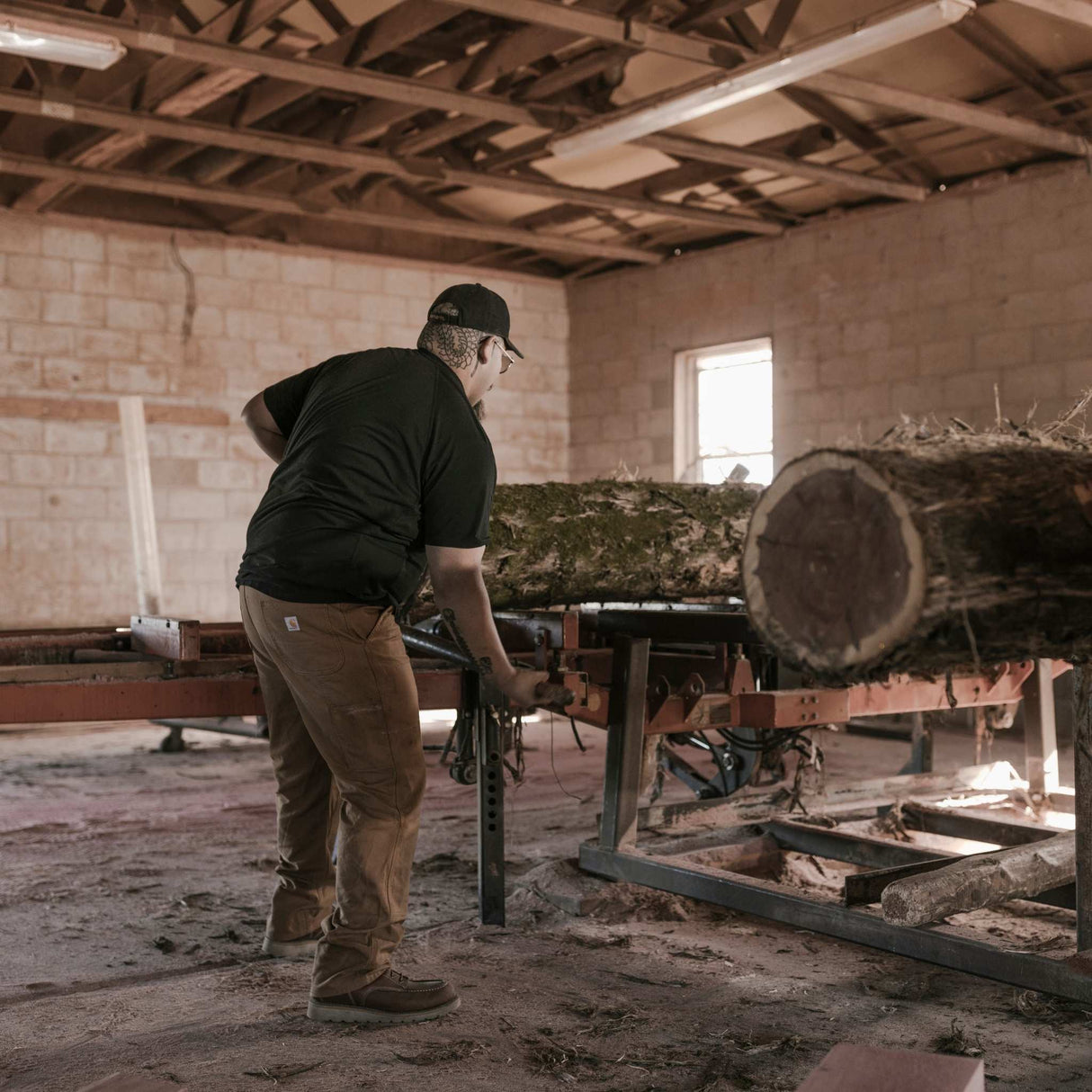 T-shirt-a-manches-courtes-Carharrt-106652-noir-lifestyle-1