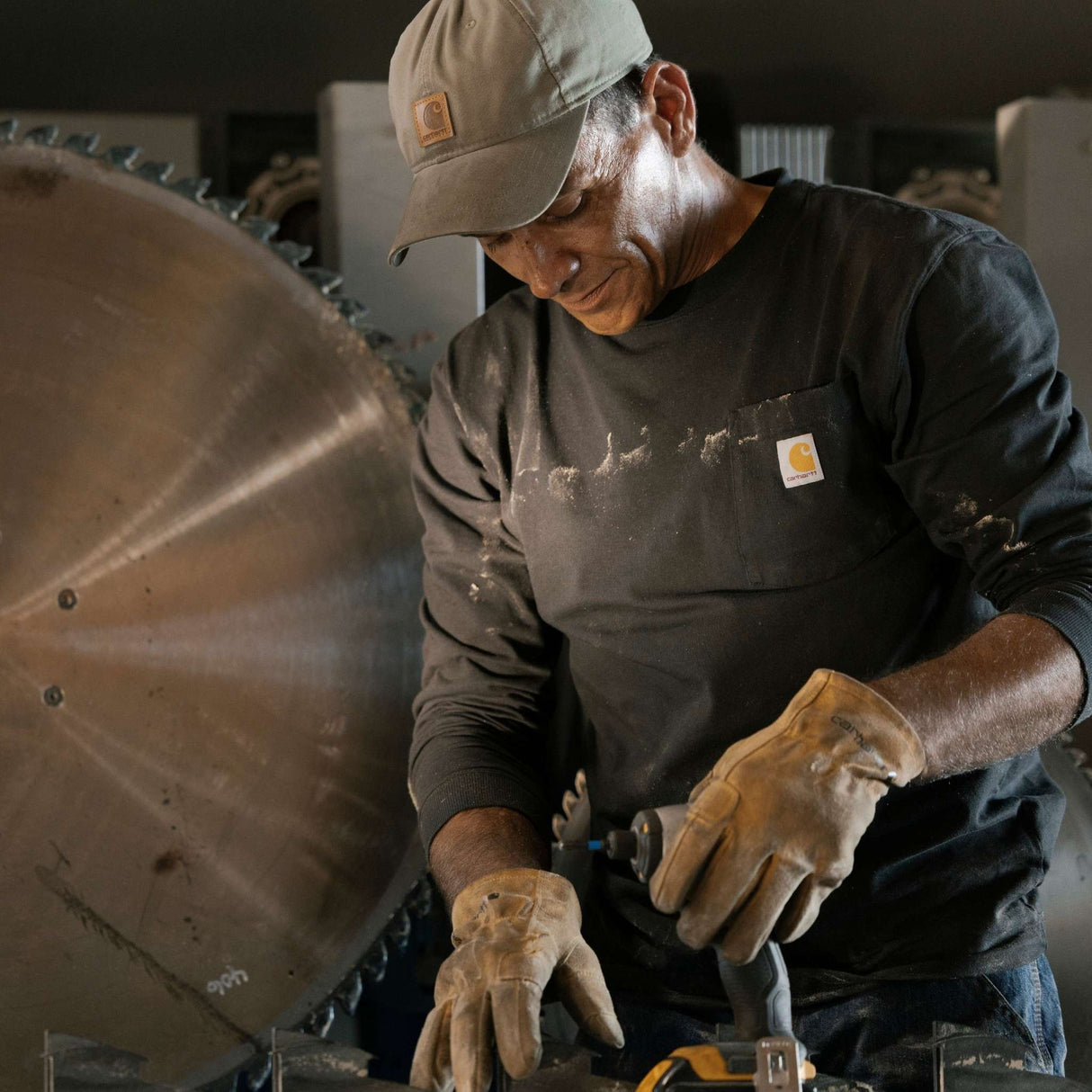 T-shirt-a-manches-longues-Carharrt-K126-B86-lifestyle-2