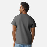 T-shirt coton prérétréci Gildan à manches courtes, unisexe, couleur charbon, tissu robuste et tenue classique.