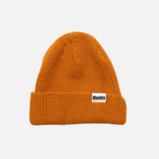 Tuque orange HUSKY L’Essentiel, vue rapprochée du bonnet en maille avec logo 514 Supply