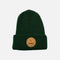 Tuque verte HUSKY L'Essentiel, accessoire d'hiver en laine douce, avec logo brodé, portée en extérieur.