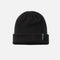 Tuque à revers noire DML Creation, vêtement chaud en laine avec revers, vue en gros plan sur le logo DML.