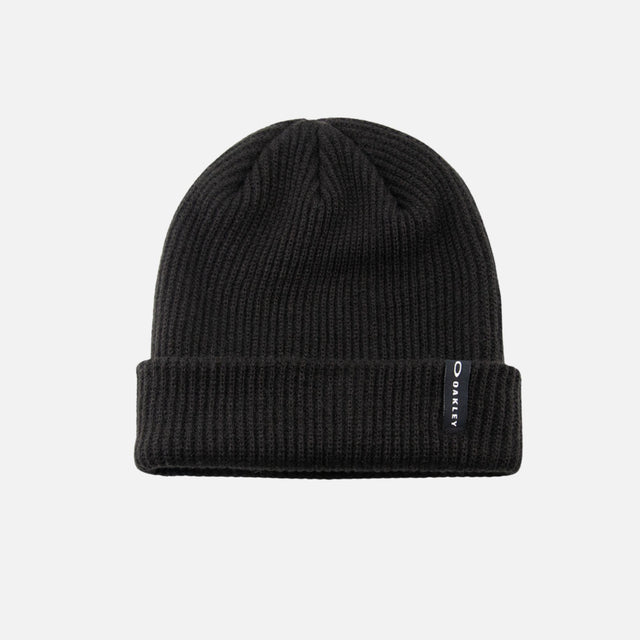 Tuque à revers noire DML Creation, vêtement chaud en laine avec revers, vue en gros plan sur le logo DML.