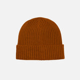 Tuque côtelé à revers caramel de DML Creation, vêtement chaud en laine, portée en hiver, visible en gros plan.