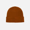 Tuque côtelé à revers caramel de DML Creation, vêtement chaud en laine, portée en hiver, visible en gros plan.