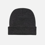 Tuque gaufrée avec revers de DML Creation, en laine douce couleur charbon, montrant la texture gaufrée et le revers côtelé.