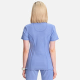 Uniforme-col-rond-Cherokee-2624A-bleu-ciel-derrière-mannequin