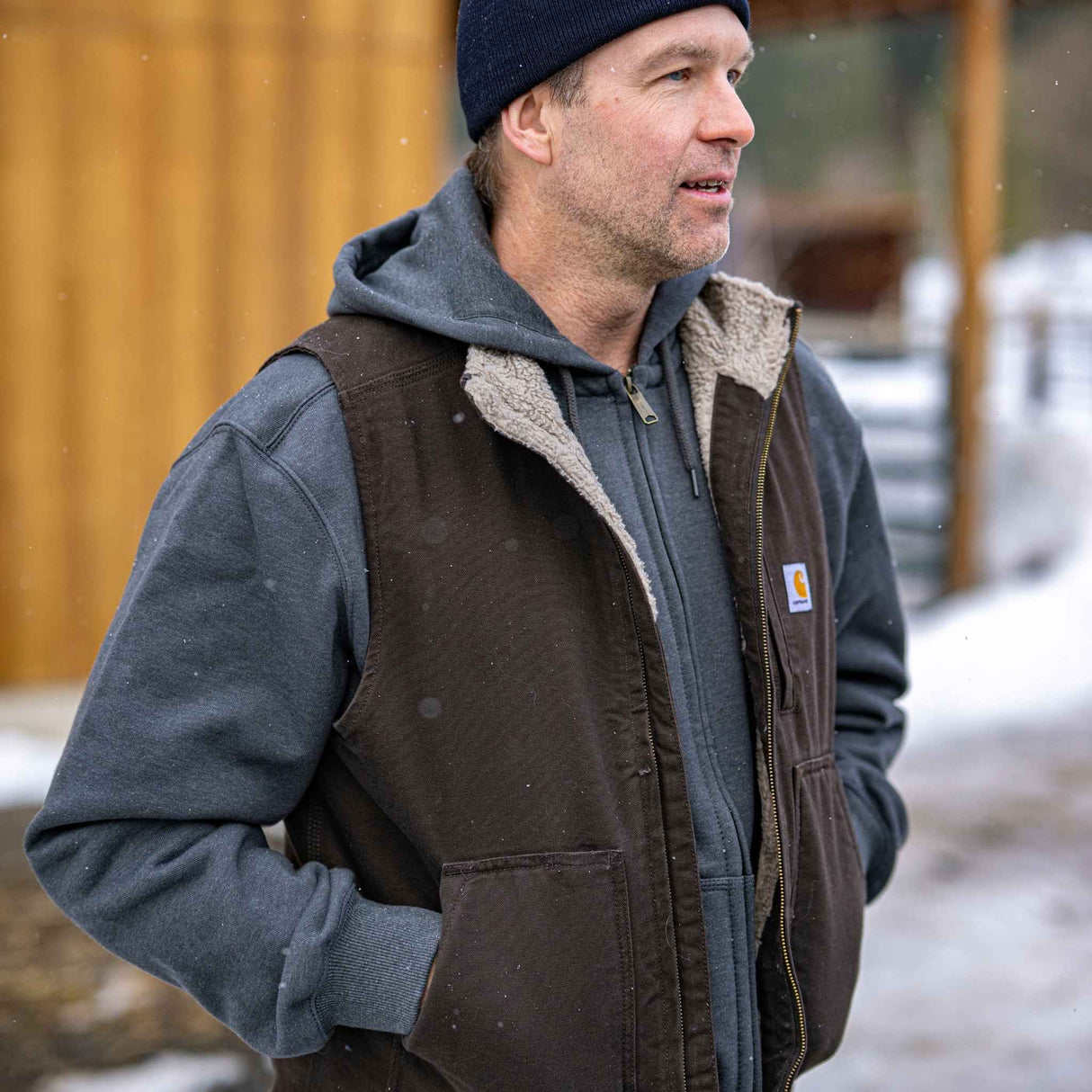 Veste-sans-manche-Carharrt-104277-brun-lifestyle-1