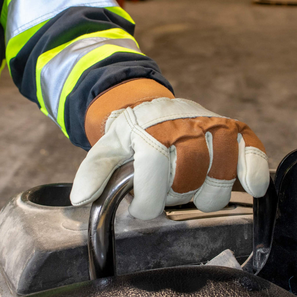 gants-de-securite-ToughDuck-G69916-brun-lifestyle